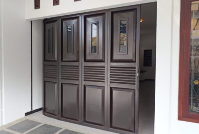 Pintu garasi